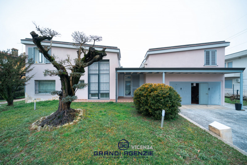 Situata in un contesto residenziale servito e apprezzato per la sua tranquillità, a Cavazzale di ...