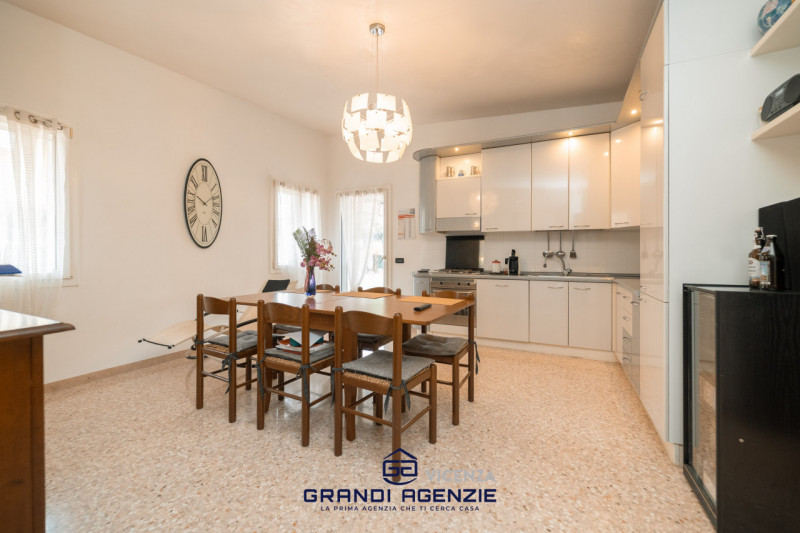 Situata in un contesto residenziale servito e apprezzato per la sua tranquillità, a Cavazzale di ...