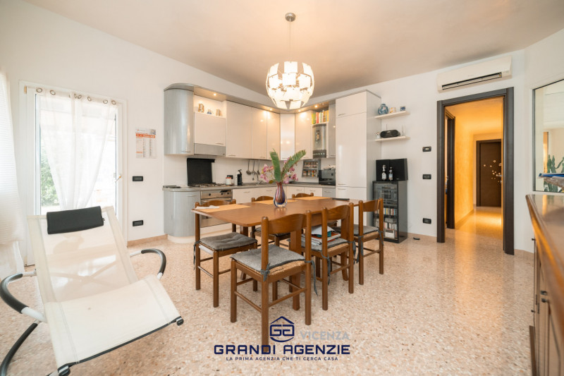 Situata in un contesto residenziale servito e apprezzato per la sua tranquillità, a Cavazzale di ...