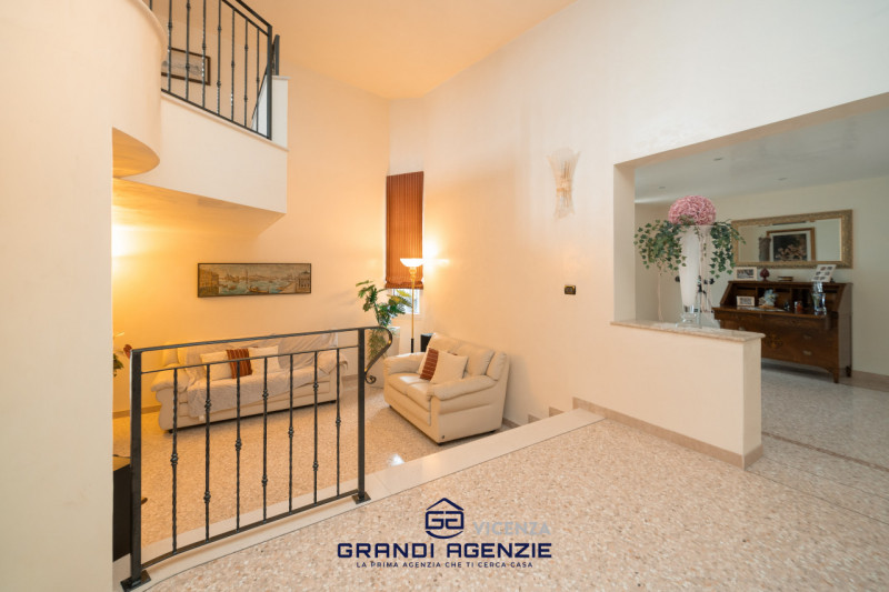 Situata in un contesto residenziale servito e apprezzato per la sua tranquillità, a Cavazzale di ...