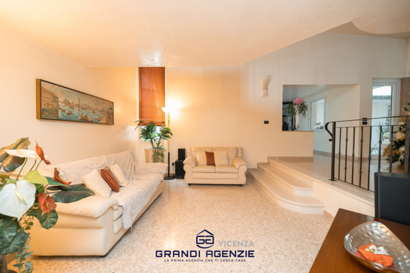 Situata in un contesto residenziale servito e apprezzato per la sua tranquillità, a Cavazzale di ...