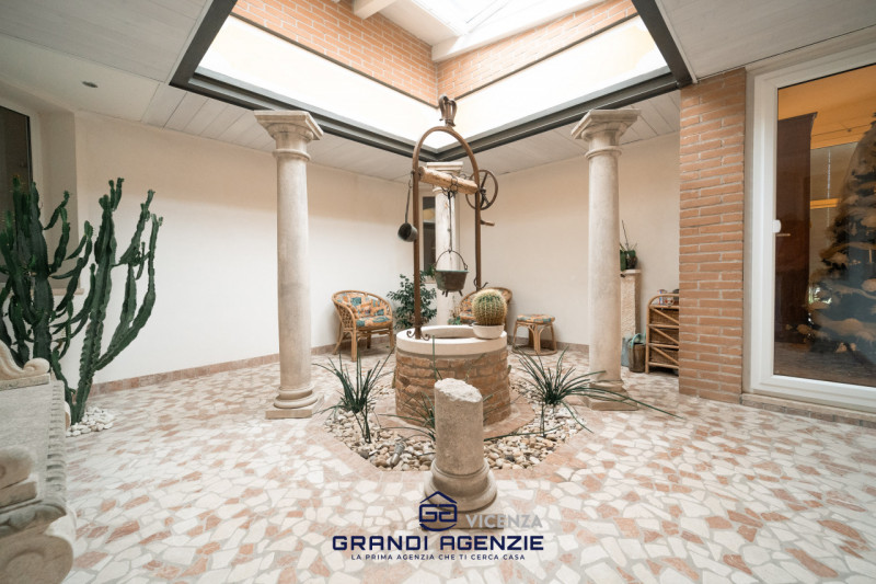 Situata in un contesto residenziale servito e apprezzato per la sua tranquillità, a Cavazzale di ...