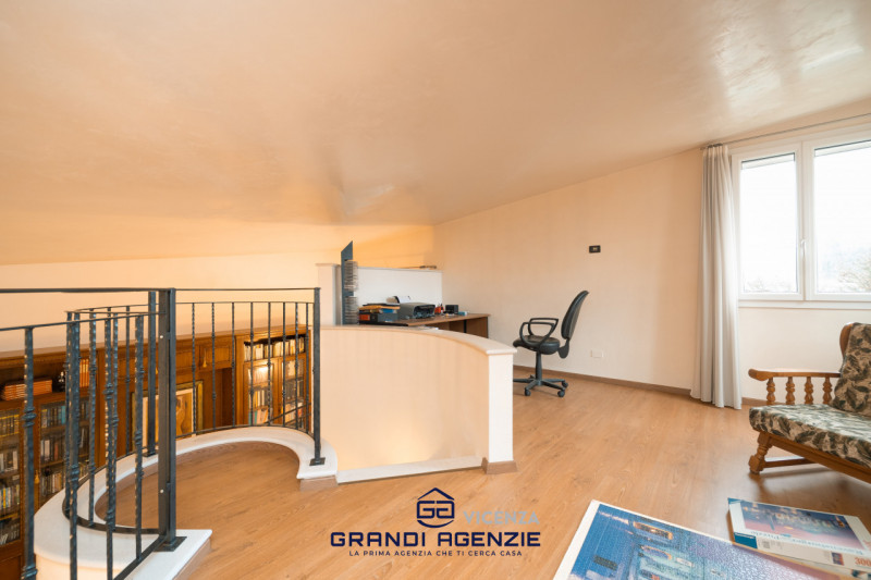 Situata in un contesto residenziale servito e apprezzato per la sua tranquillità, a Cavazzale di ...