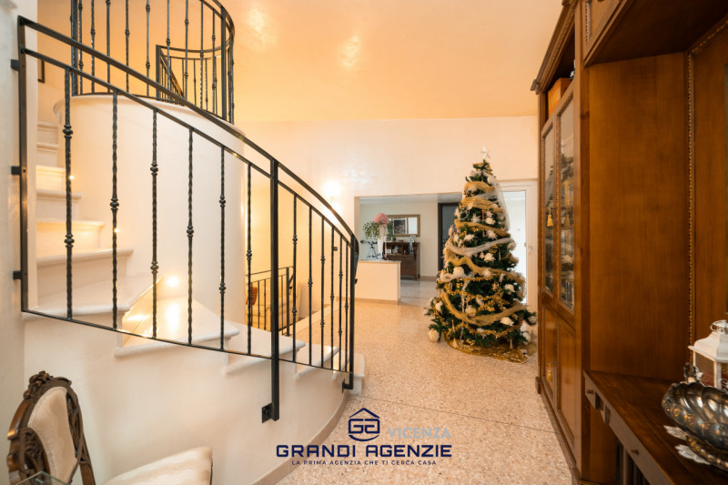 Situata in un contesto residenziale servito e apprezzato per la sua tranquillità, a Cavazzale di ...