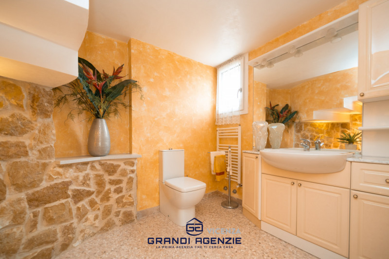 Situata in un contesto residenziale servito e apprezzato per la sua tranquillità, a Cavazzale di ...