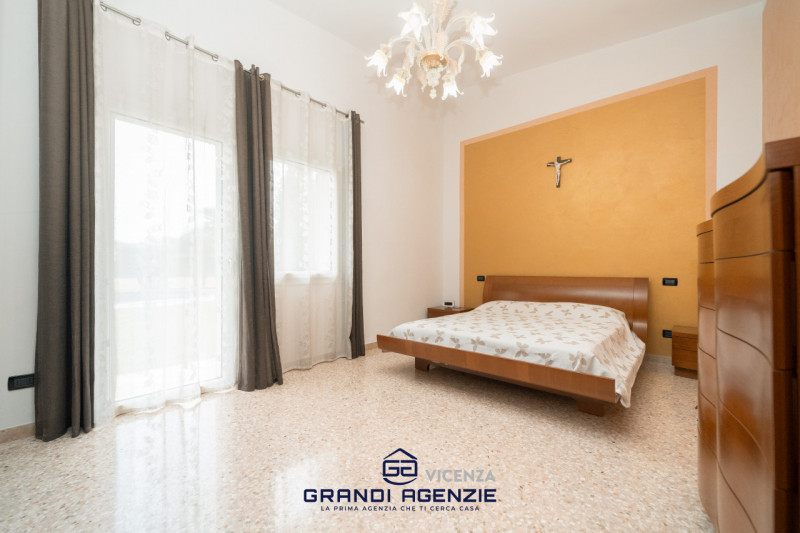 Situata in un contesto residenziale servito e apprezzato per la sua tranquillità, a Cavazzale di ...