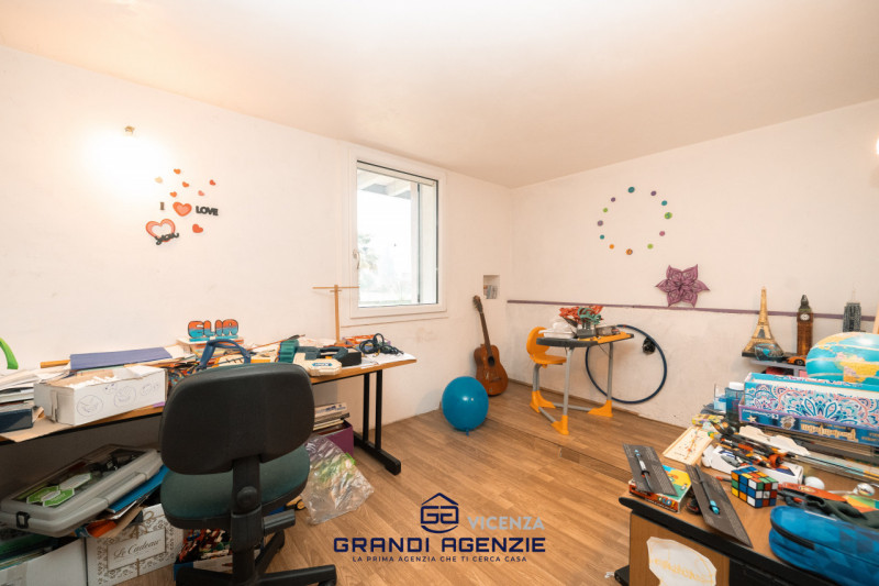 Situata in un contesto residenziale servito e apprezzato per la sua tranquillità, a Cavazzale di ...