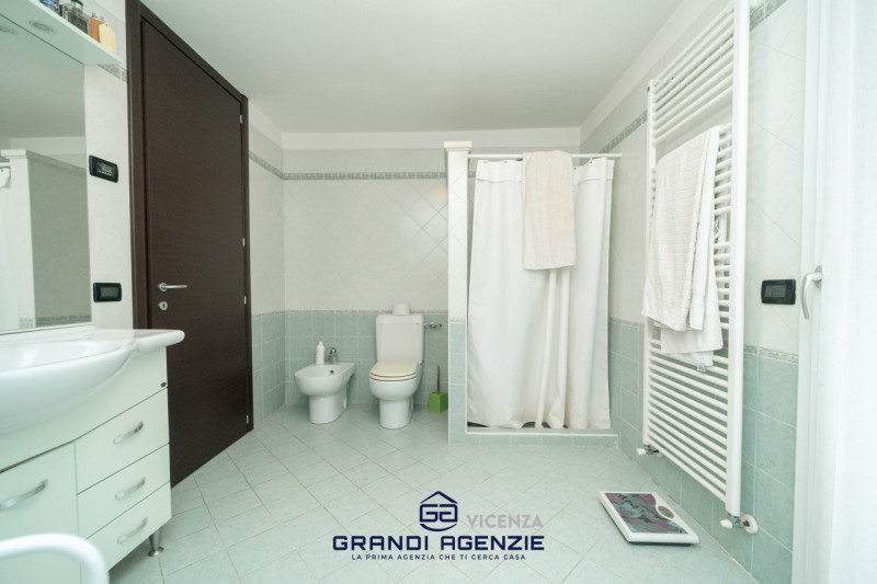 Situata in un contesto residenziale servito e apprezzato per la sua tranquillità, a Cavazzale di ...