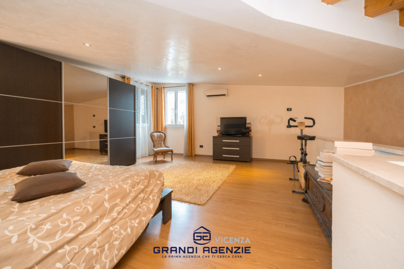 Situata in un contesto residenziale servito e apprezzato per la sua tranquillità, a Cavazzale di ...