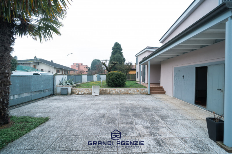 Situata in un contesto residenziale servito e apprezzato per la sua tranquillità, a Cavazzale di ...