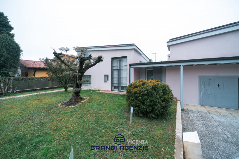 Situata in un contesto residenziale servito e apprezzato per la sua tranquillità, a Cavazzale di ...