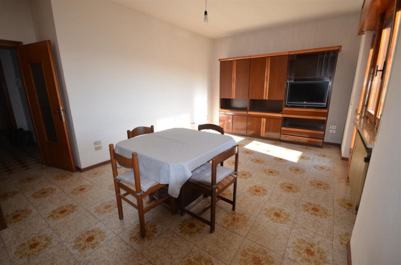 Vendesi al piano primo (ultimo) in tranquilla zona residenziale Bicamere di 85 mq composto da ing...