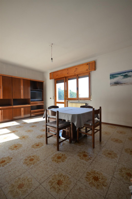 Vendesi al piano primo (ultimo) in tranquilla zona residenziale Bicamere di 85 mq composto da ing...