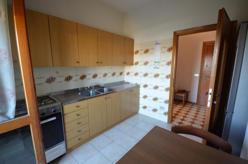 Vendesi al piano primo (ultimo) in tranquilla zona residenziale Bicamere di 85 mq composto da ing...