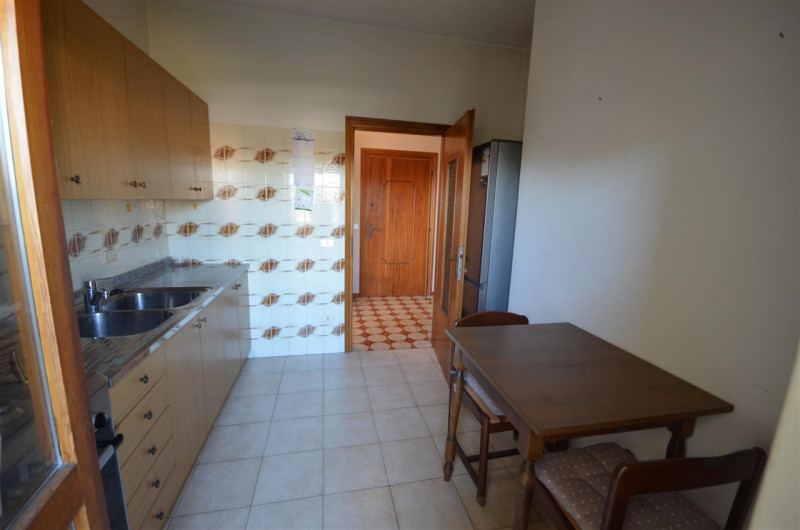 Vendesi al piano primo (ultimo) in tranquilla zona residenziale Bicamere di 85 mq composto da ing...