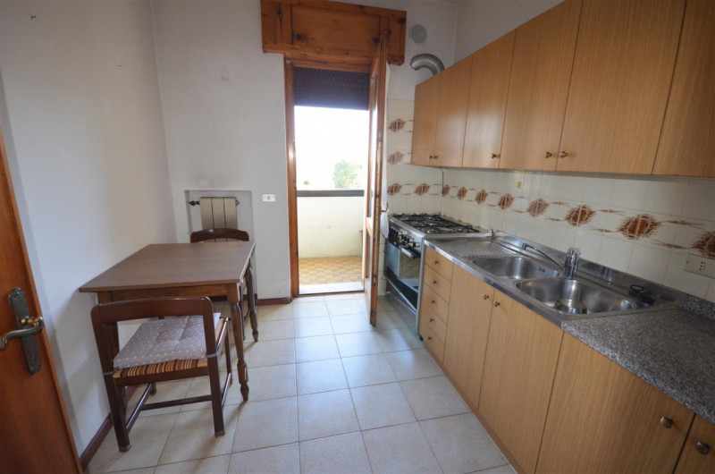 Vendesi al piano primo (ultimo) in tranquilla zona residenziale Bicamere di 85 mq composto da ing...