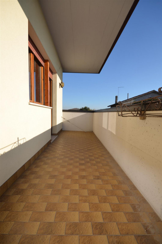 Vendesi al piano primo (ultimo) in tranquilla zona residenziale Bicamere di 85 mq composto da ing...