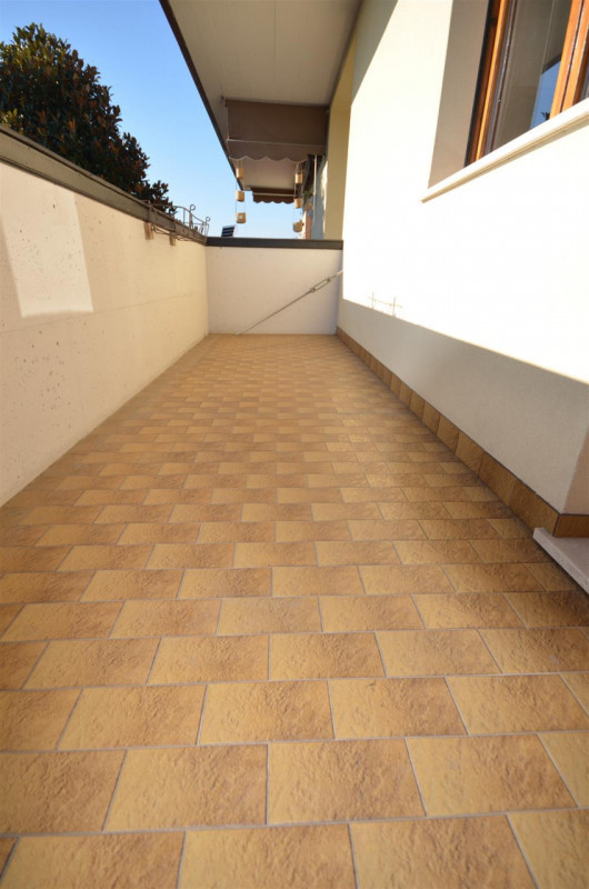 Vendesi al piano primo (ultimo) in tranquilla zona residenziale Bicamere di 85 mq composto da ing...