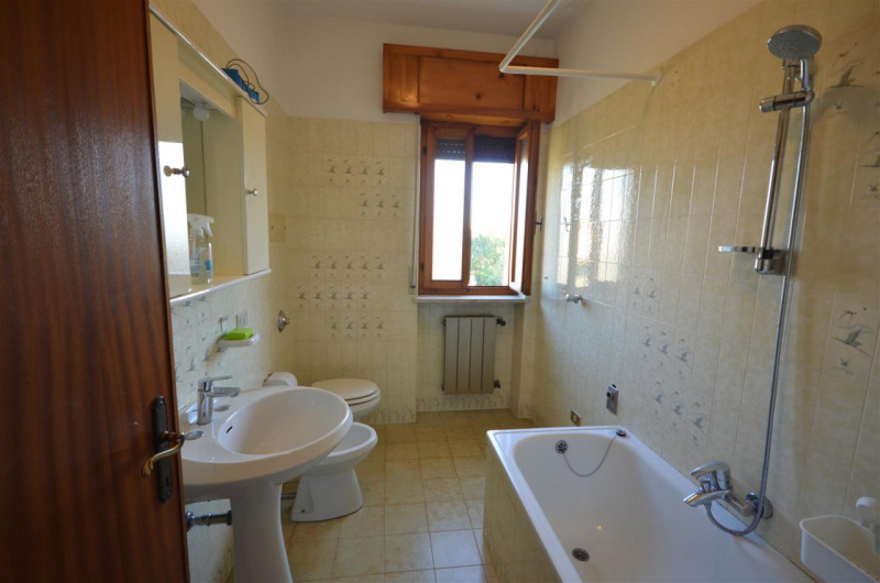 Vendesi al piano primo (ultimo) in tranquilla zona residenziale Bicamere di 85 mq composto da ing...