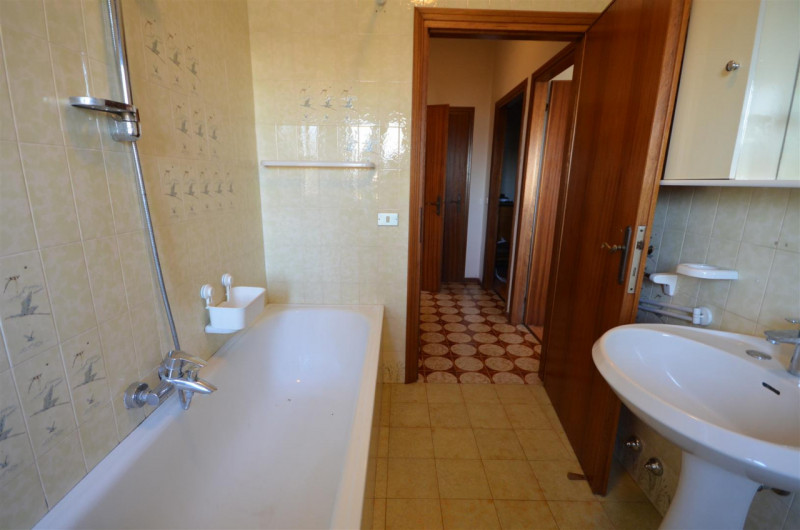 Vendesi al piano primo (ultimo) in tranquilla zona residenziale Bicamere di 85 mq composto da ing...