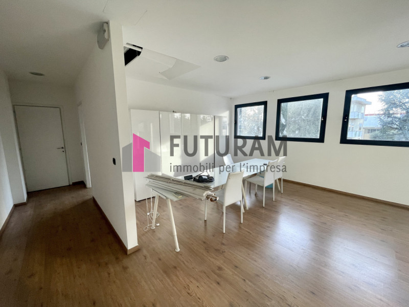 RIF: 134NM - PADOVA - PER INFO 340 335 8378 - 0444/310220

Propongo in affitto un ufficio al prim...