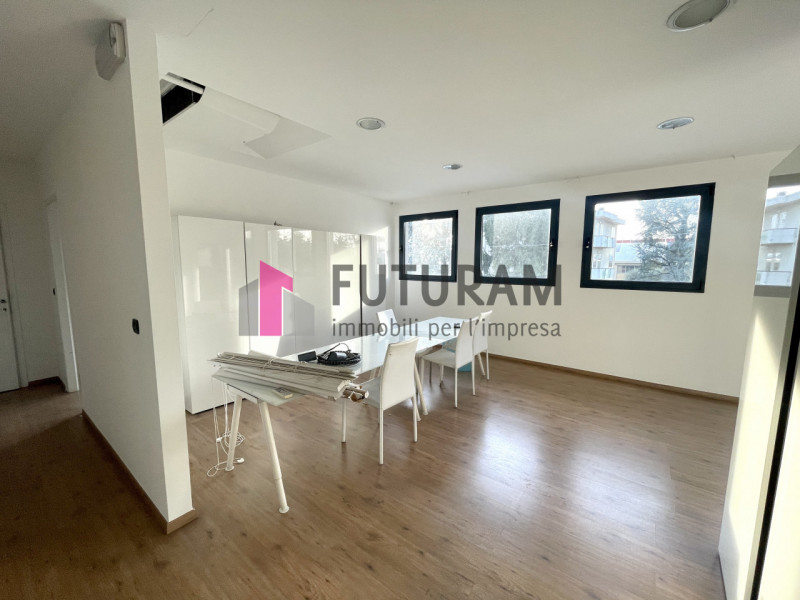 RIF: 134NM - PADOVA - PER INFO 340 335 8378 - 0444/310220

Propongo in affitto un ufficio al prim...