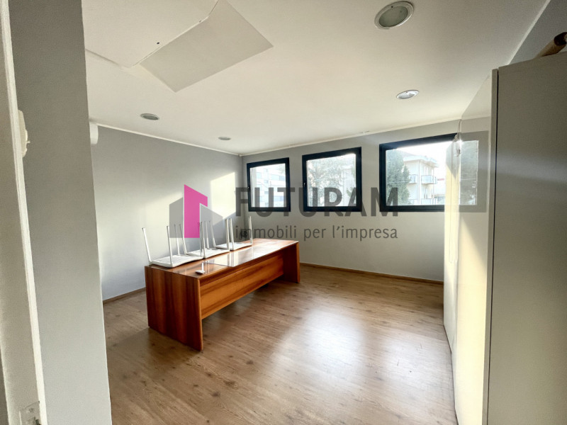 RIF: 134NM - PADOVA - PER INFO 340 335 8378 - 0444/310220

Propongo in affitto un ufficio al prim...