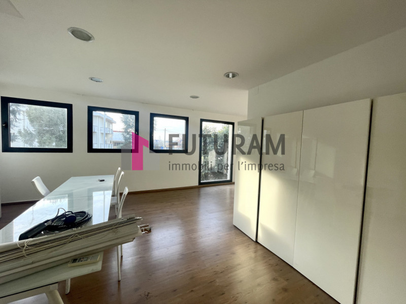 RIF: 134NM - PADOVA - PER INFO 340 335 8378 - 0444/310220

Propongo in affitto un ufficio al prim...