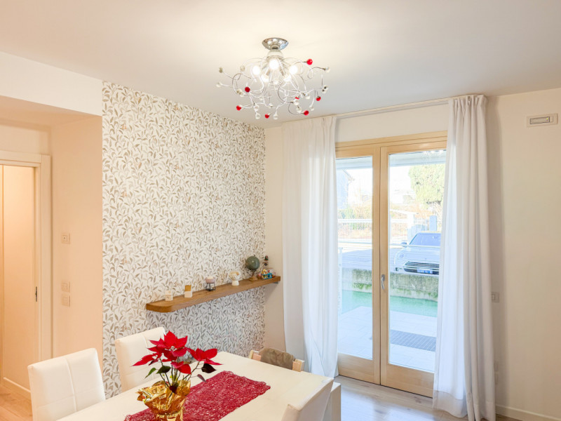 (PER INFO Vittorio 3517343301) Proponiamo in vendita un elegante appartamento trilocale di circa ...