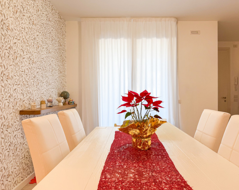 (PER INFO Vittorio 3517343301) Proponiamo in vendita un elegante appartamento trilocale di circa ...