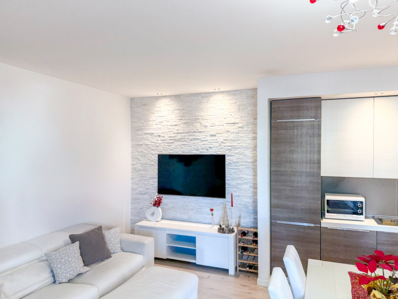 (PER INFO Vittorio 3517343301) Proponiamo in vendita un elegante appartamento trilocale di circa ...