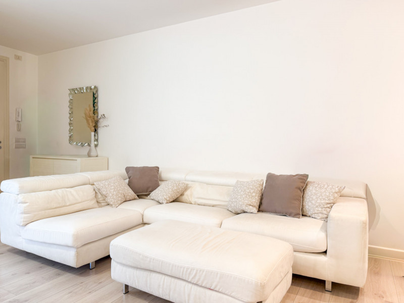 (PER INFO Vittorio 3517343301) Proponiamo in vendita un elegante appartamento trilocale di circa ...