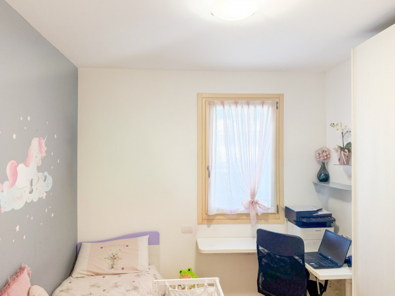 (PER INFO Vittorio 3517343301) Proponiamo in vendita un elegante appartamento trilocale di circa ...