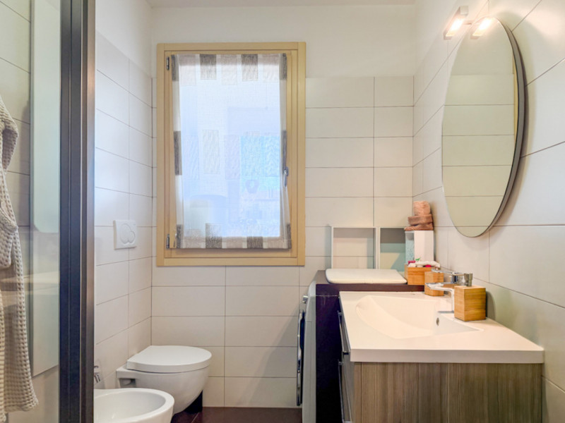 (PER INFO Vittorio 3517343301) Proponiamo in vendita un elegante appartamento trilocale di circa ...