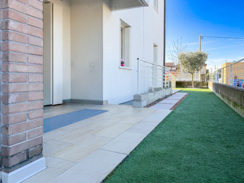 (PER INFO Vittorio 3517343301) Proponiamo in vendita un elegante appartamento trilocale di circa ...