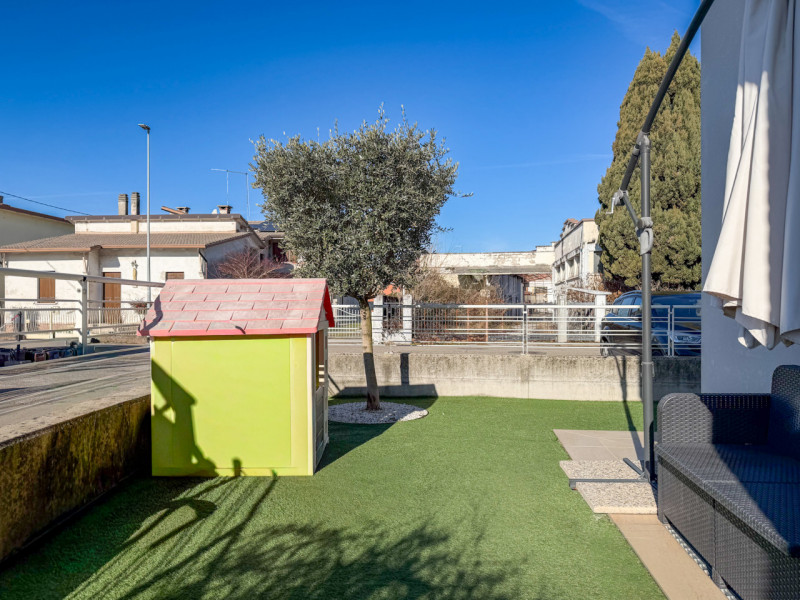 (PER INFO Vittorio 3517343301) Proponiamo in vendita un elegante appartamento trilocale di circa ...