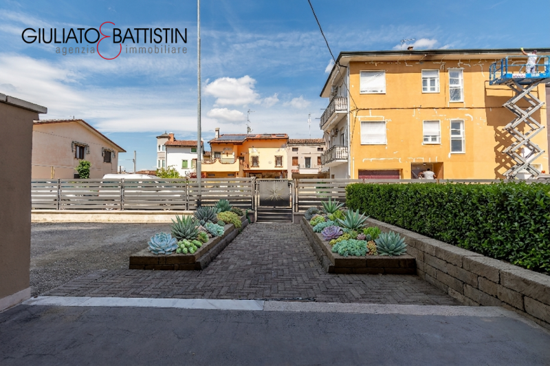 Altavilla Vicentina, zona Perara, posizione interna, ampio tricamere di mq. 165, in fase di compl...