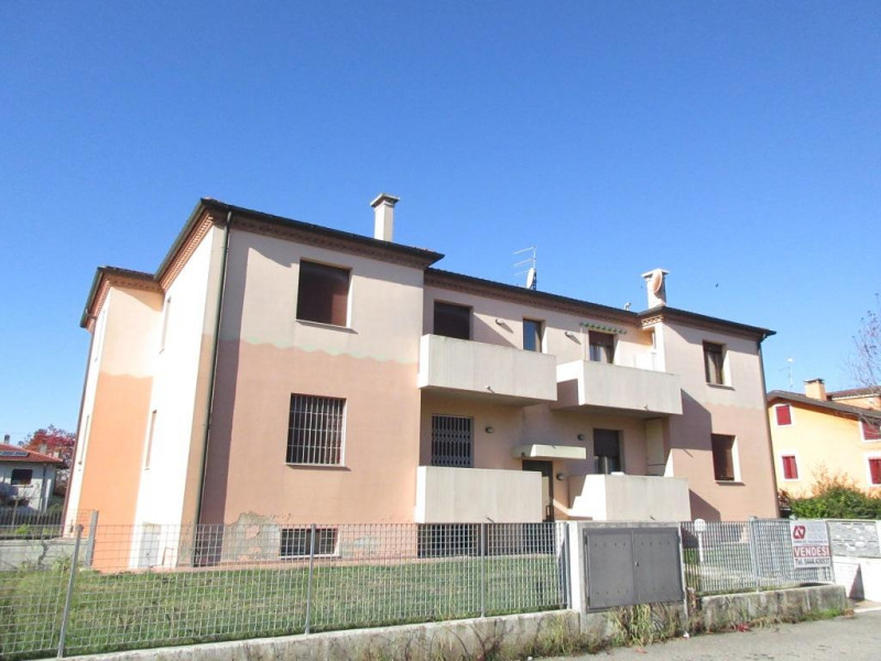 Proponiamo in vendita un accogliente appartamento trilocale di circa 80 mq situato nel comune di ...