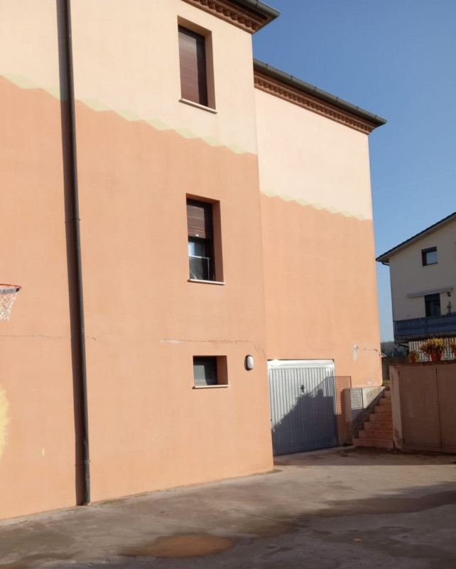 Proponiamo in vendita un accogliente appartamento trilocale di circa 80 mq situato nel comune di ...