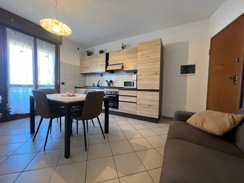 Proponiamo in vendita un accogliente appartamento trilocale di circa 80 mq situato nel comune di ...