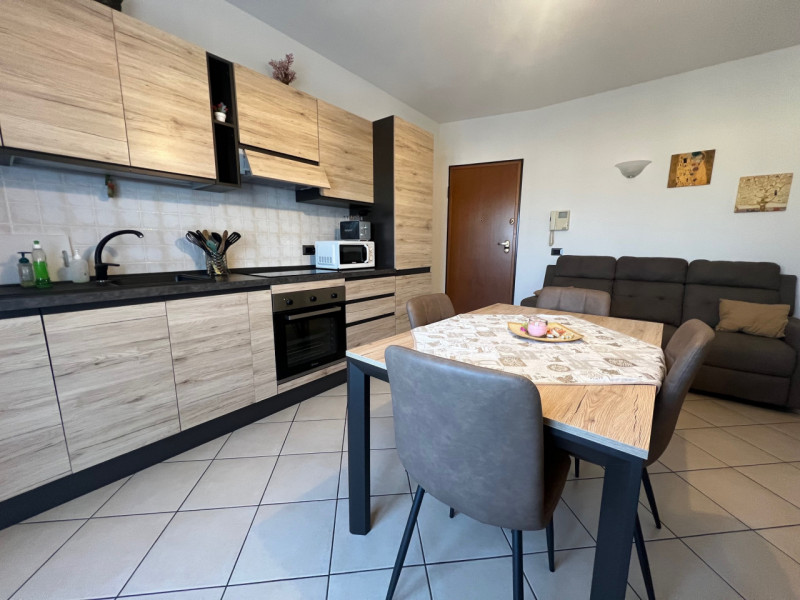 Proponiamo in vendita un accogliente appartamento trilocale di circa 80 mq situato nel comune di ...