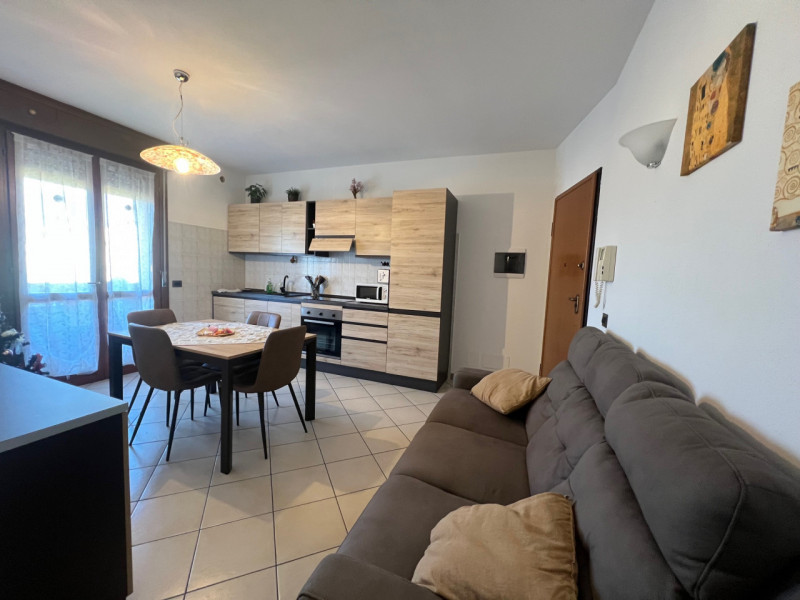 Proponiamo in vendita un accogliente appartamento trilocale di circa 80 mq situato nel comune di ...