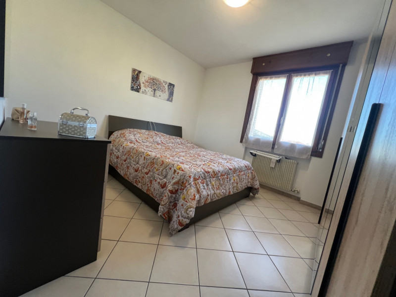 Proponiamo in vendita un accogliente appartamento trilocale di circa 80 mq situato nel comune di ...