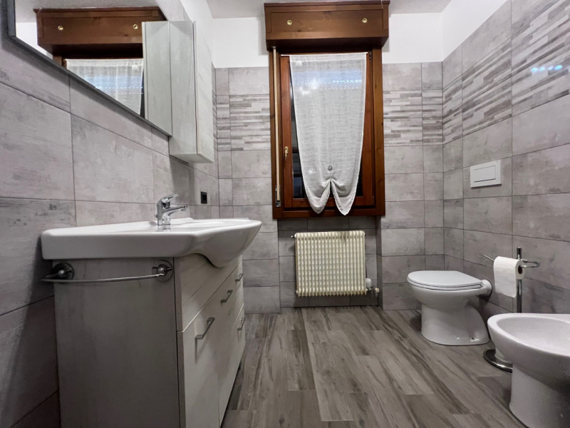 Proponiamo in vendita un accogliente appartamento trilocale di circa 80 mq situato nel comune di ...