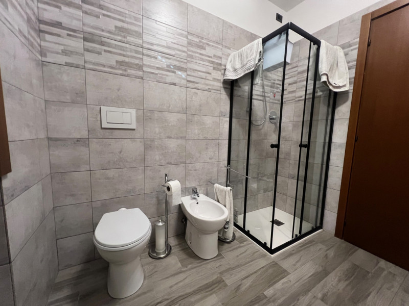 Proponiamo in vendita un accogliente appartamento trilocale di circa 80 mq situato nel comune di ...