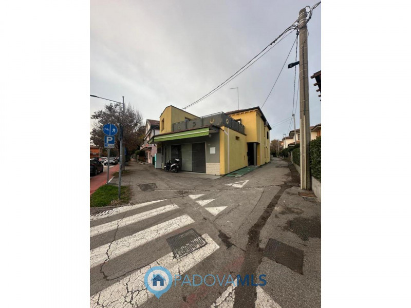 Immobile in esclusiva al Gruppo Padova MLS
Proponiamo in vendita negozio di circa 63 mq situato i...