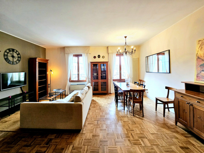 Proponiamo in vendita elegante e luminoso appartamento all'ultimo piano, situato in una storica p...