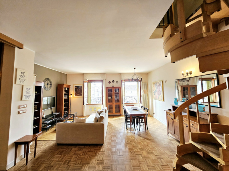 Proponiamo in vendita elegante e luminoso appartamento all'ultimo piano, situato in una storica p...