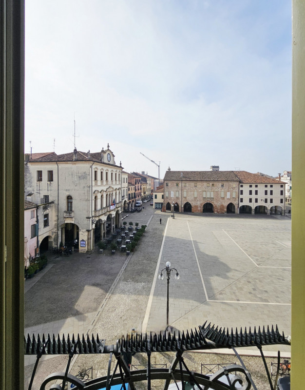 Proponiamo in vendita elegante e luminoso appartamento all'ultimo piano, situato in una storica p...
