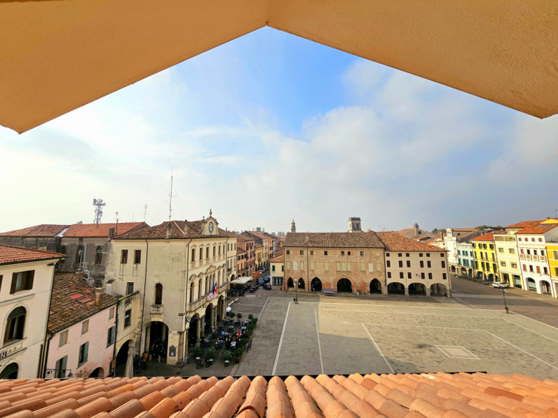 Proponiamo in vendita elegante e luminoso appartamento all'ultimo piano, situato in una storica p...